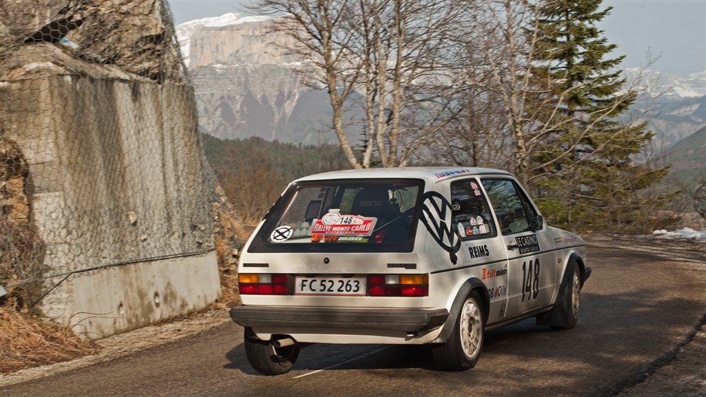 På en lun februar dag, måtte Kim Frandsen og Jan Østergaard-Nielsen nøjes med sne op bjergtoppene i horisonten.
(Foto: Viggo Johansen, rallypics.dk)